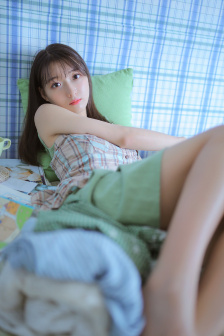 不乖脱裙子撅高打屁股